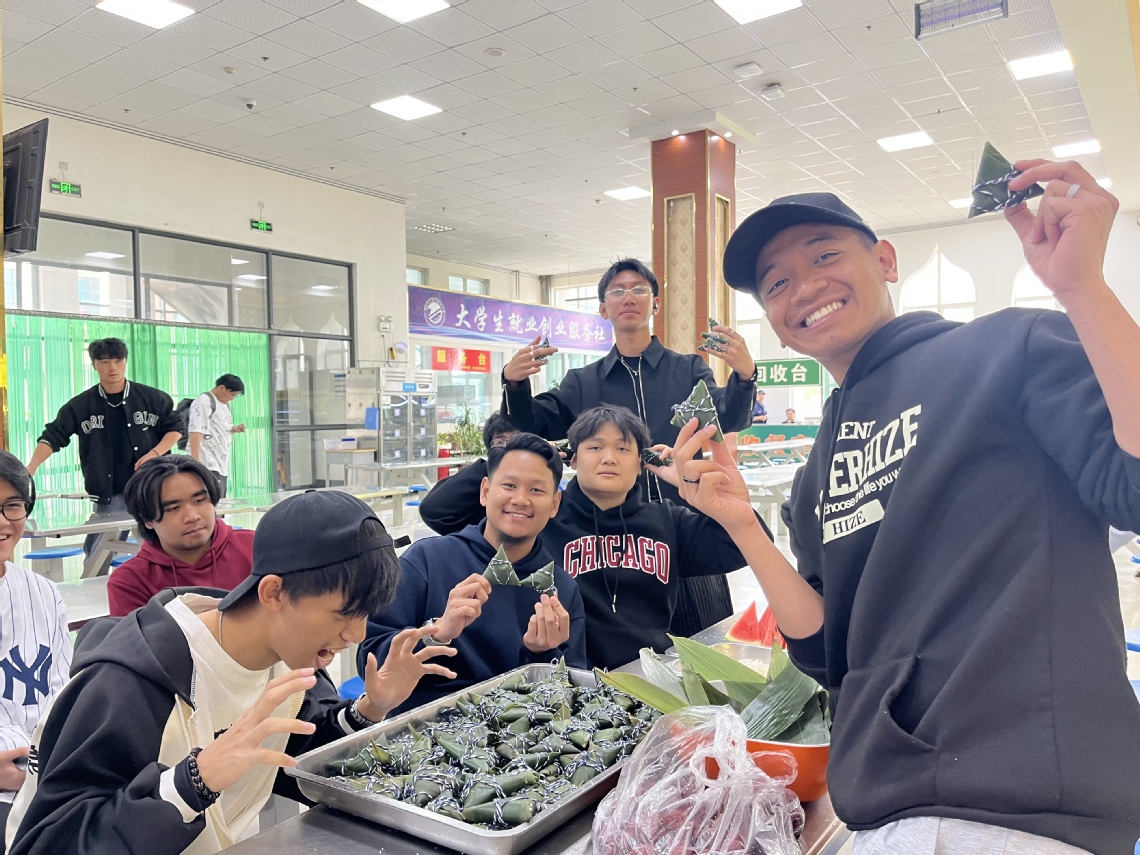 文莱学生沉浸式体验端午传统文化2.jpg