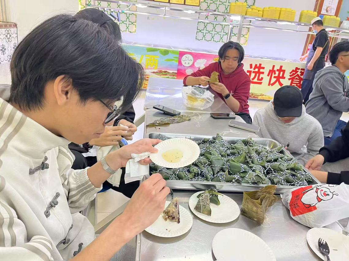 文莱学生沉浸式体验端午传统文化3.jpg